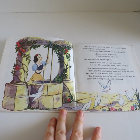 DISNEY Snow White Book & Cassette Tape & USB Flash Drive with MP3 Files - Picture 4 of 9